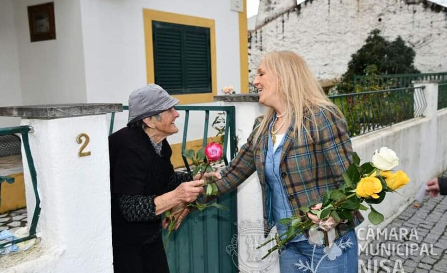 Presidente da Câmara de Nisa assinala Dia da Mulher com oferta de flores