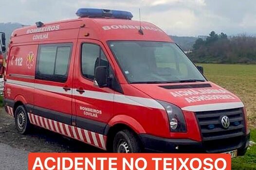 Uma colisão rodoviária entre dois veículos ligeiros de passageiros