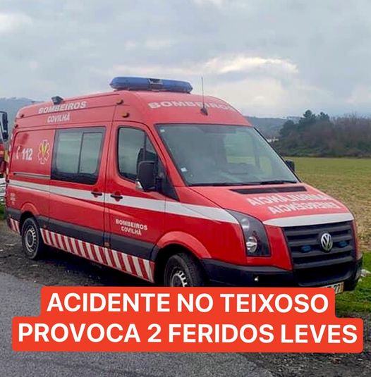 Uma colisão rodoviária entre dois veículos ligeiros de passageiros