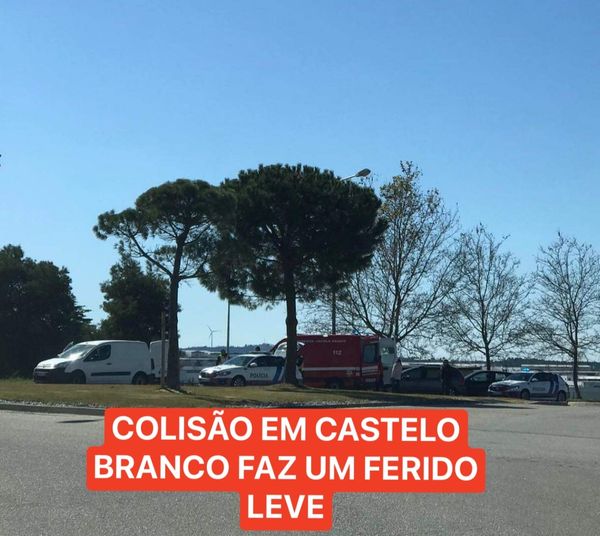 Uma colisão rodoviária entre dois veículos ligeiros