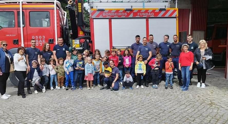 Crianças da Escola Básica do Castelejo visitam Quartel dos Bombeiros do Fundão