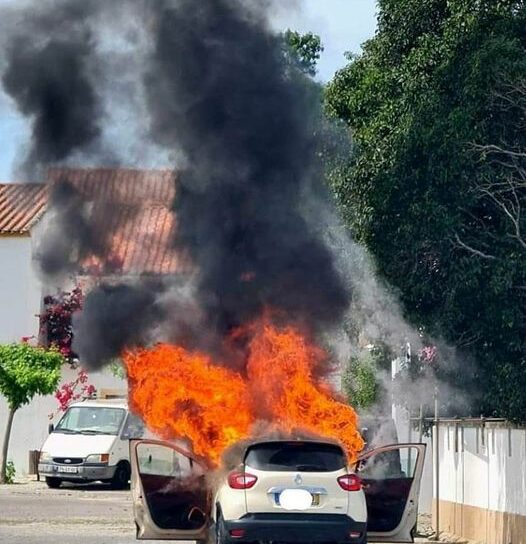 Dois feridos após carro se incendiar em Nisa