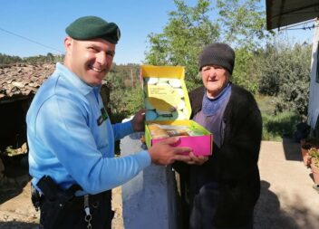 GNR entrega cabazes a idosos sinalizados na Sertã