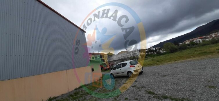 Incêndio deflagrou em antiga escola no Fundão