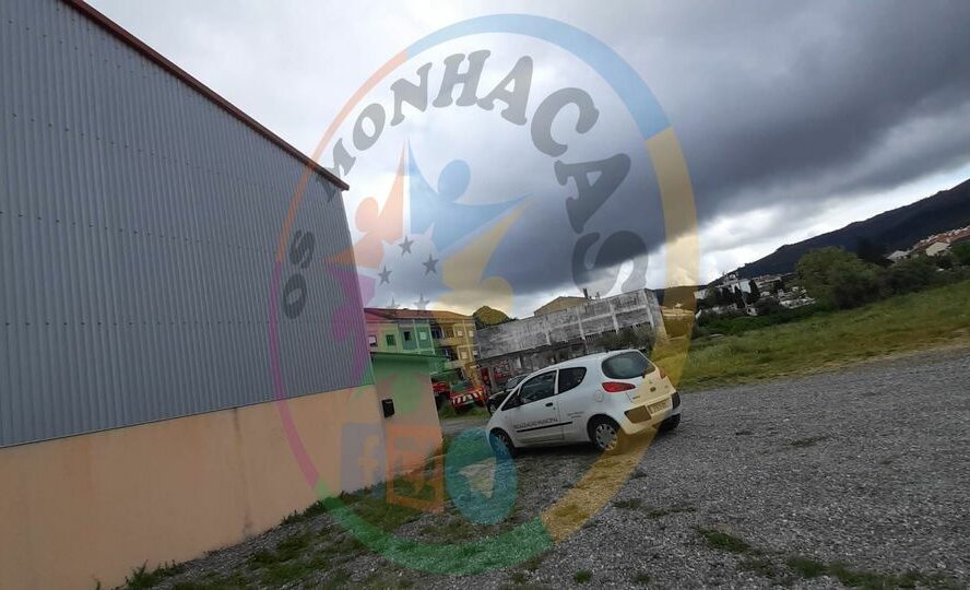 Incêndio deflagrou em antiga escola no Fundão