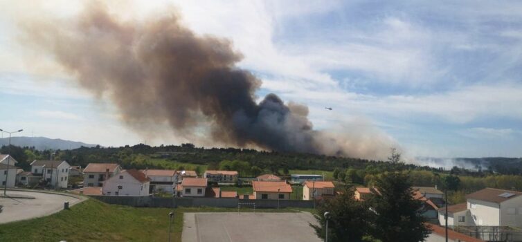 Incêndio lavra com intensidade na Guarda