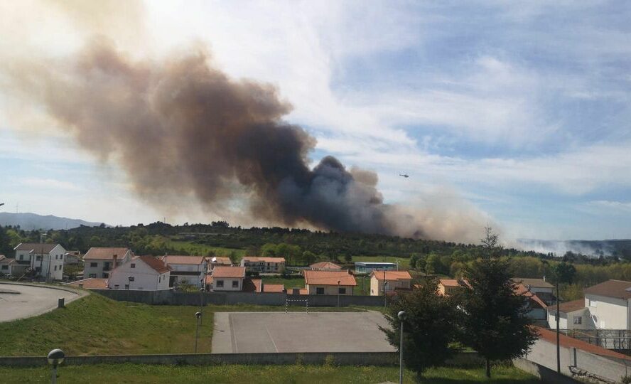 Incêndio lavra com intensidade na Guarda