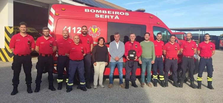 Junta oferece Desfibrilhador aos Bombeiros da Sertã