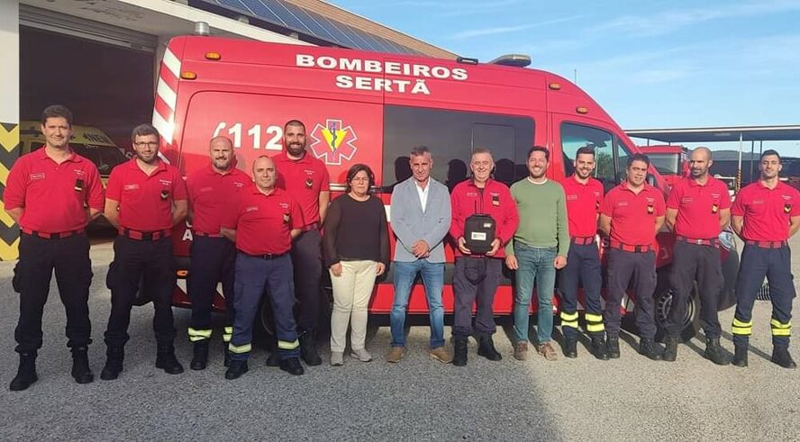Junta oferece Desfibrilhador aos Bombeiros da Sertã
