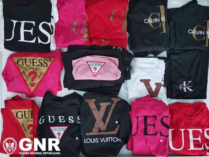 Mulher identificada por contrafação