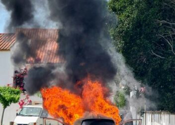 Viatura incendeia e faz dois feridos
