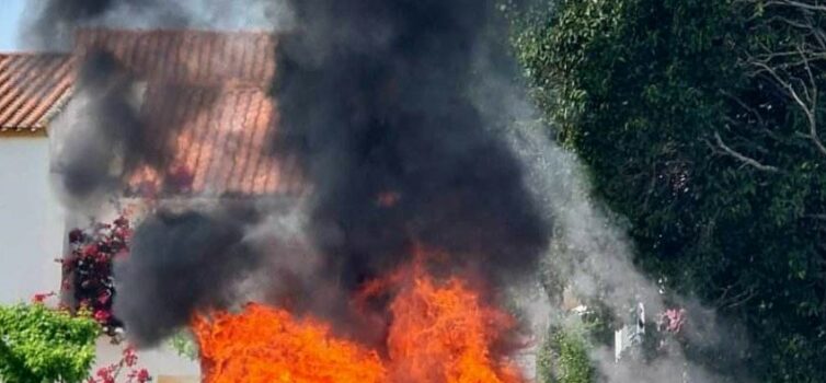 Viatura incendeia e faz dois feridos
