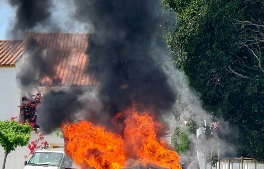 Viatura incendeia e faz dois feridos