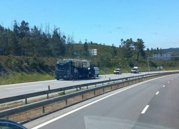 Viatura pesada (transporte especial), avariada na A23 ao km 92 entre as saídas M