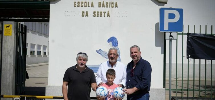 AFCB oferece bolas de futebol a alunos