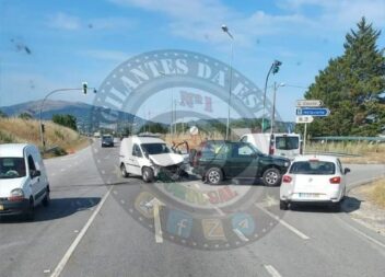 Acidente na EN18 provoca danos em duas viaturas