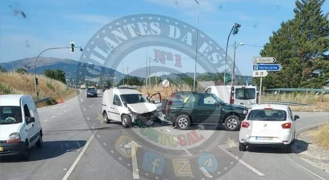 Acidente na EN18 provoca danos em duas viaturas
