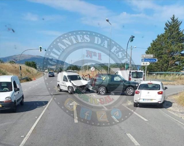 Acidente na EN18 provoca danos em duas viaturas