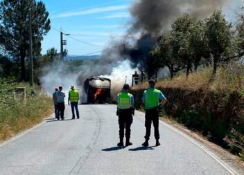 Autocarro ardeu totalmente em Marvão no distrito de Portalegre