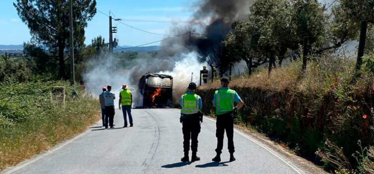 Autocarro ardeu totalmente em Marvão no distrito de Portalegre