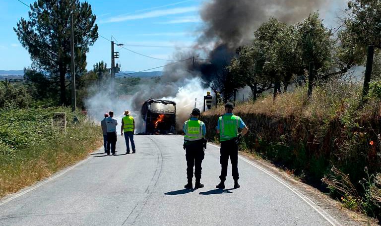 Autocarro ardeu totalmente em Marvão no distrito de Portalegre