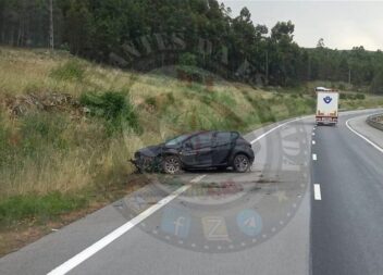 Carro despista-se na A25 e provoca um ferido