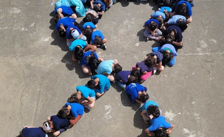 Crianças e jovens participaram nas atividades do Laço Azul