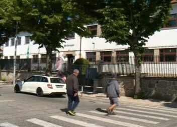 Pais fecham escola na Guarda. Polícia chamada por comportamento de alunos.