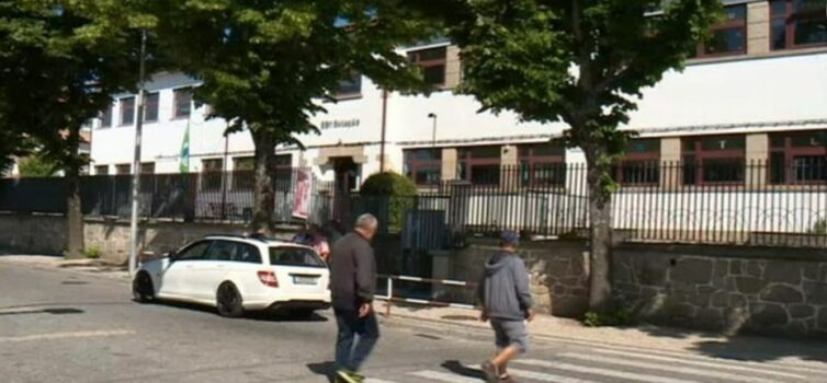 Pais fecham escola na Guarda. Polícia chamada por comportamento de alunos.