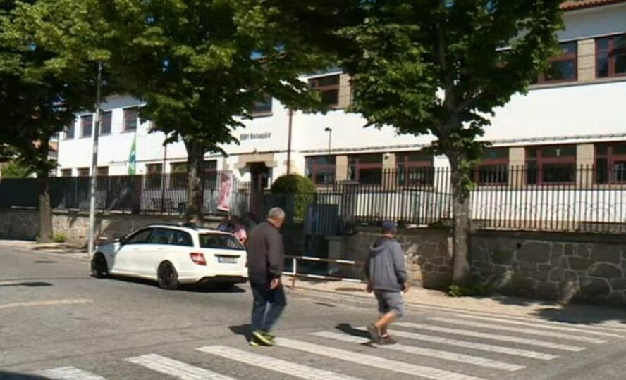 Pais fecham escola na Guarda. Polícia chamada por comportamento de alunos.