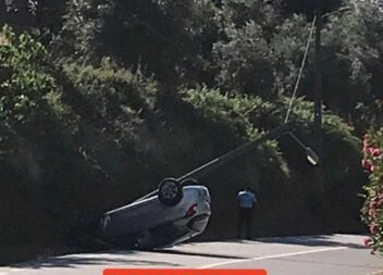 Um veículo ligeiro de passageiros despistou-se e capotou na EN122