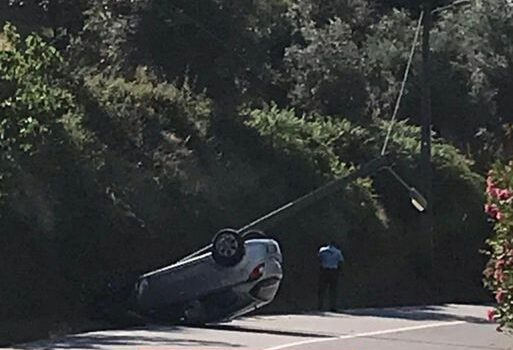 Um veículo ligeiro de passageiros despistou-se e capotou na EN122