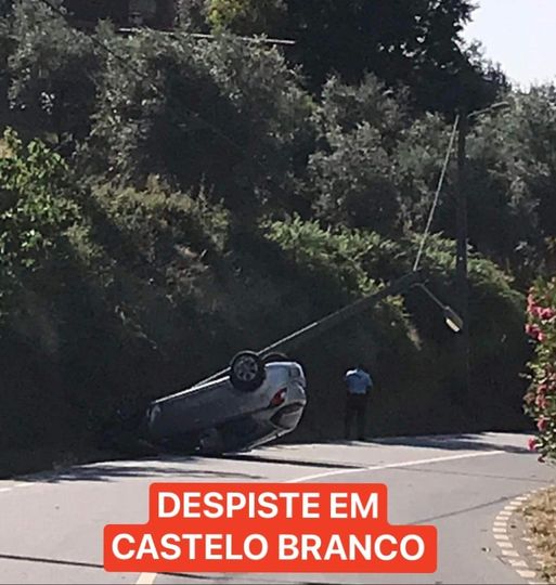 Um veículo ligeiro de passageiros despistou-se e capotou na EN122