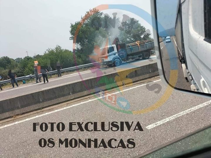 Veículo ardeu na A23