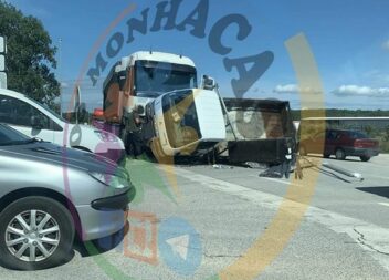 Colisão entre pesados no IC8 resulta em danos materias