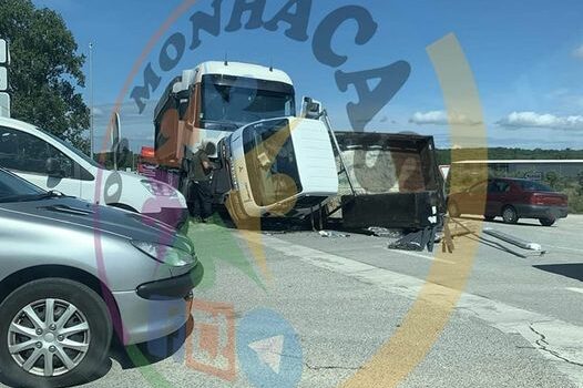 Colisão entre pesados no IC8 resulta em danos materias