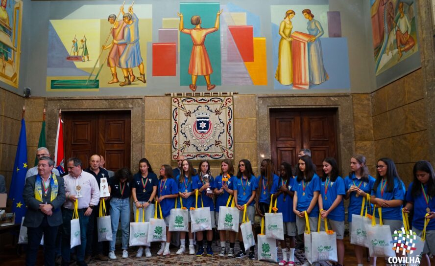 EQUIPA DE BASQUETEBOL RECEBIDA NO SALÃO NOBRE