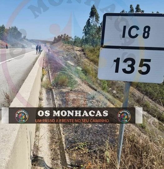 Incêndio que deflagrou na berma do IC8, ao km 135, antes do nó do Peral