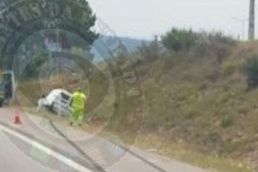 Veículo ligeiro despista-se na A23