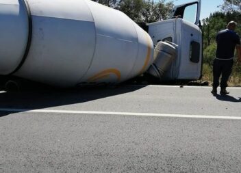 Camião tombou na EN2 e faz um ferido leve