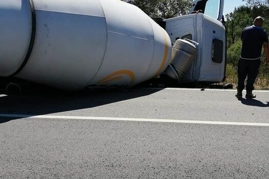 Camião tombou na EN2 e faz um ferido leve