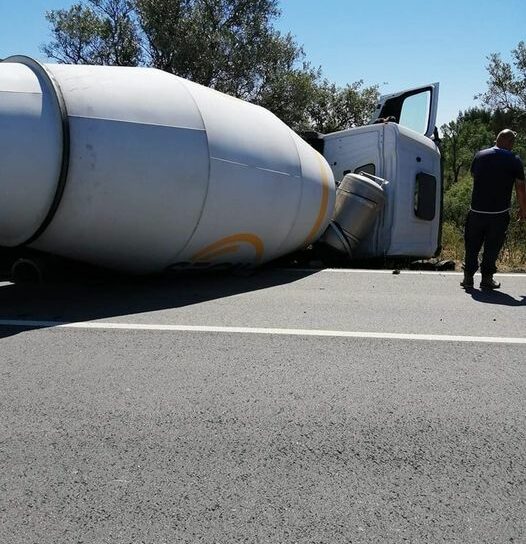 Camião tombou na EN2 e faz um ferido leve