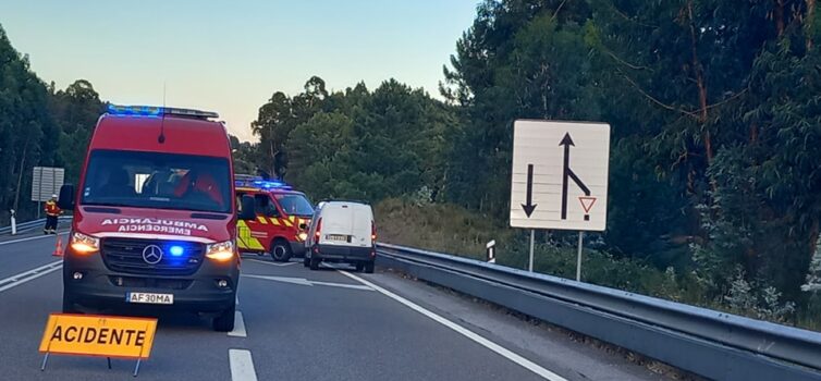 Colisão no IC8 faz dois feridos