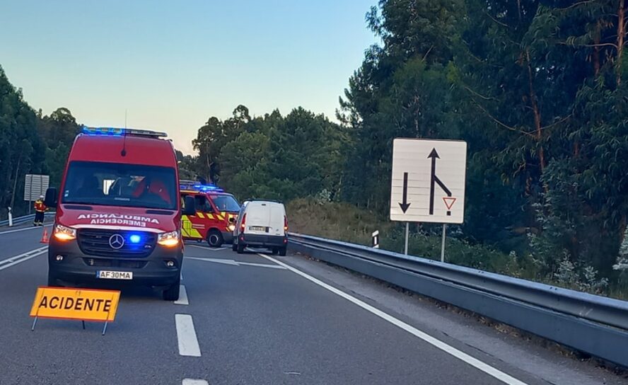 Colisão no IC8 faz dois feridos