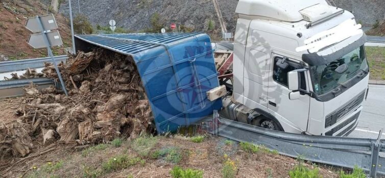 Despiste de um pesado mercadorias,na rotunda de Alvaiázere, que dá acesso à A13.