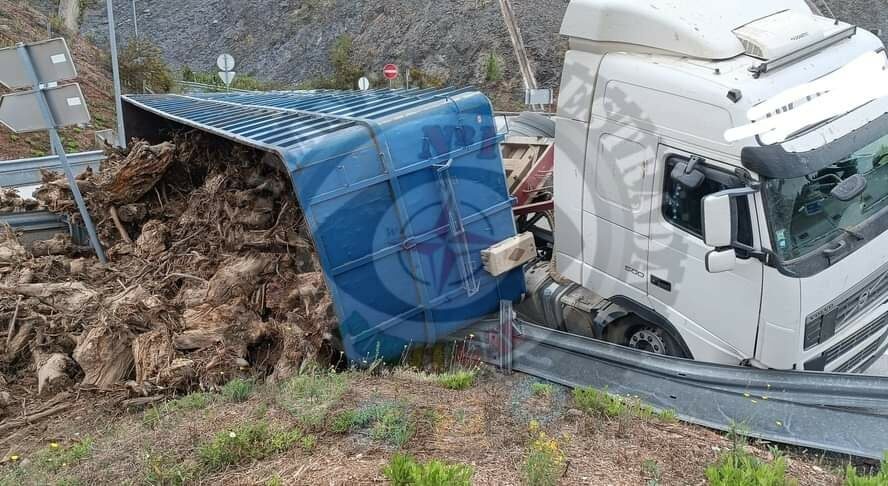 Despiste de um pesado mercadorias,na rotunda de Alvaiázere, que dá acesso à A13.