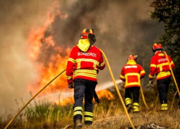 Dois meios aéreos mobilizados para incêndio em Belmonte
