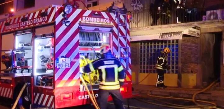 Incêndio destrói edifício devoluto em Castelo Branco