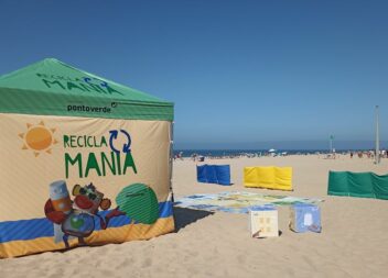 Jogo de tabuleiro gigante nas praias ensina a reciclar