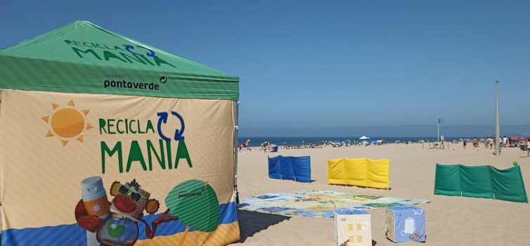 Jogo de tabuleiro gigante nas praias ensina a reciclar